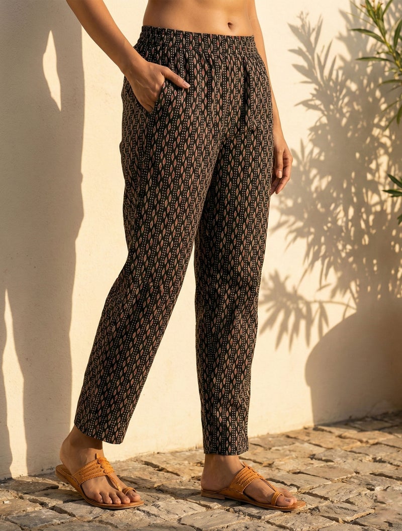 trueBrowns طقم كورتا بنطال دوباتا مزخرف بطباعة سوداء من trueBrowns - Image 4